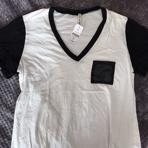 NWT LF Emma & Sam V-neck tee w/ jersey pocket